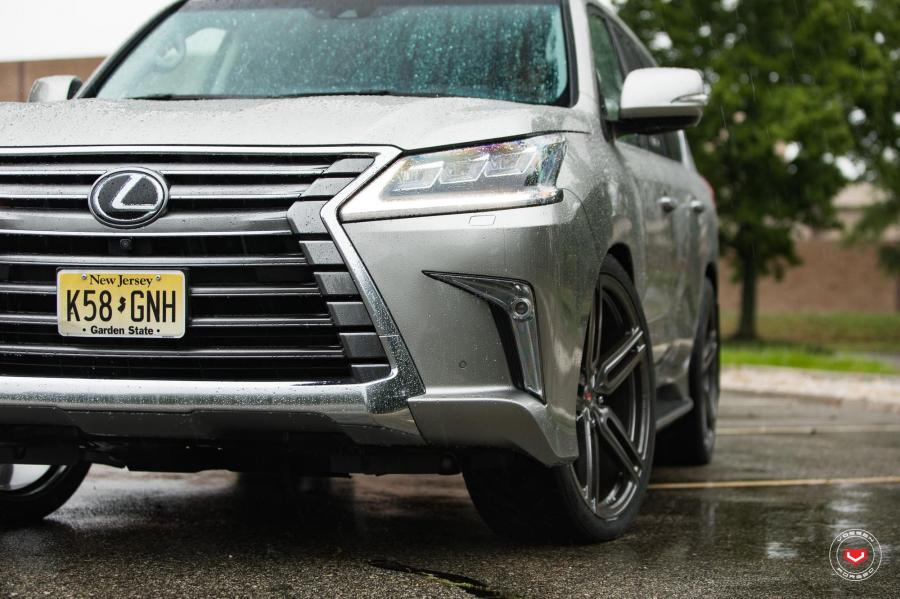 Детали экстерьера Lexus LX570 on Vossen Wheels (HC-1) 2017 года  (фото 34 из 43)
